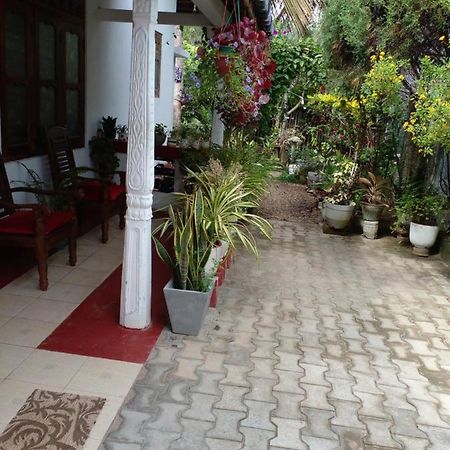 Gem Villa Уелигама Екстериор снимка